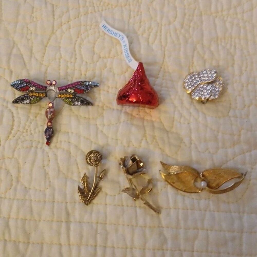 Mixed Modern & VTG Gold Tone Brooch Lot 5 Signed Flowers Dragonfly Chocolate
